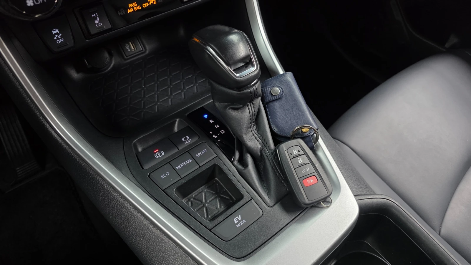 Toyota Rav4 2.5 XLE Hybrid 2WD, снимка 8 - Автомобили и джипове - 56102588