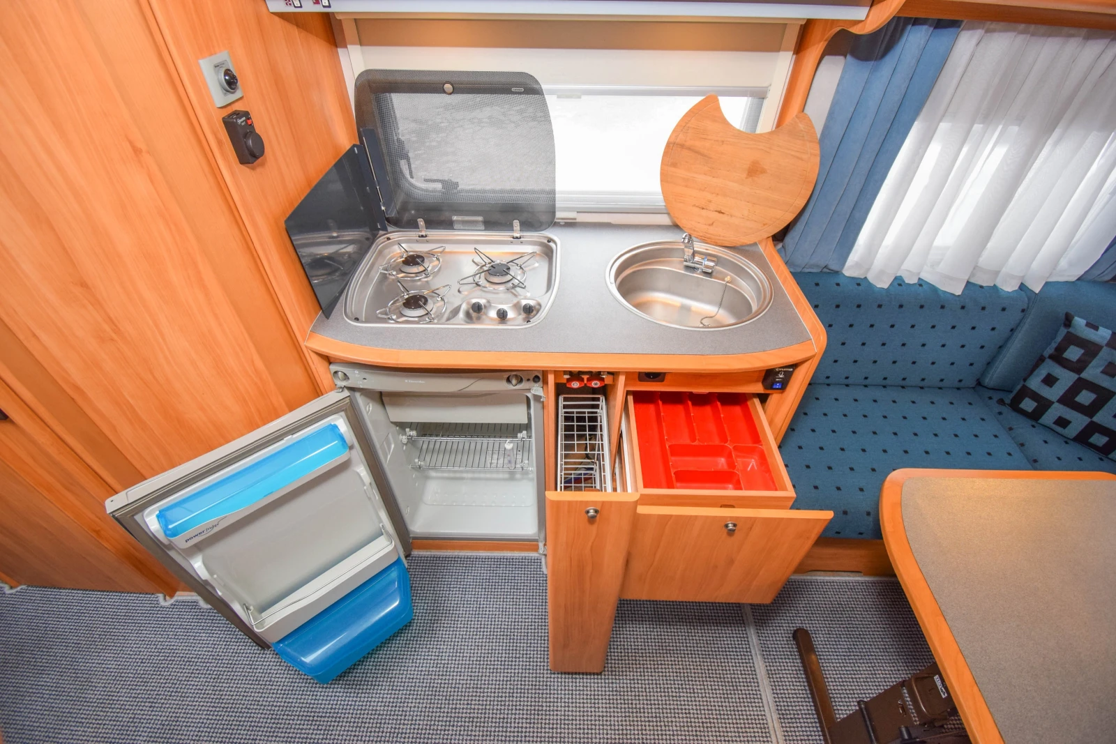 Каравана Adria Adiva, снимка 8 - Каравани и кемпери - 53919232