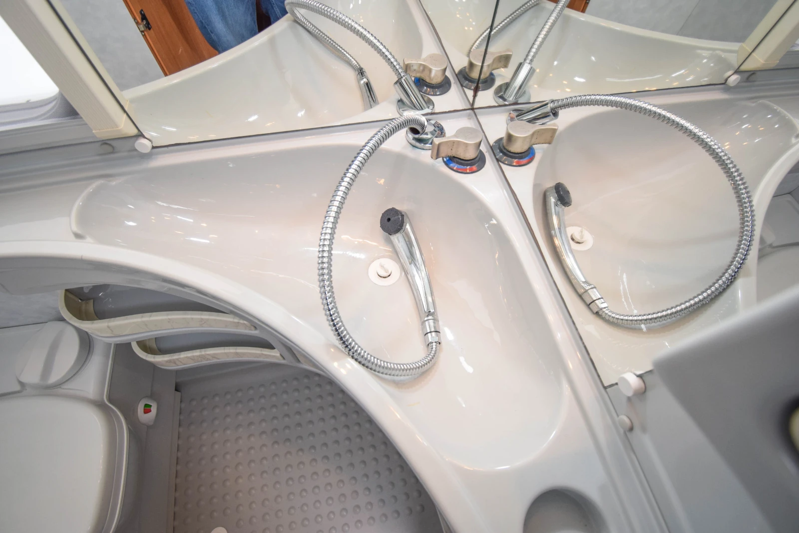 Каравана Adria Adiva, снимка 14 - Каравани и кемпери - 53919232