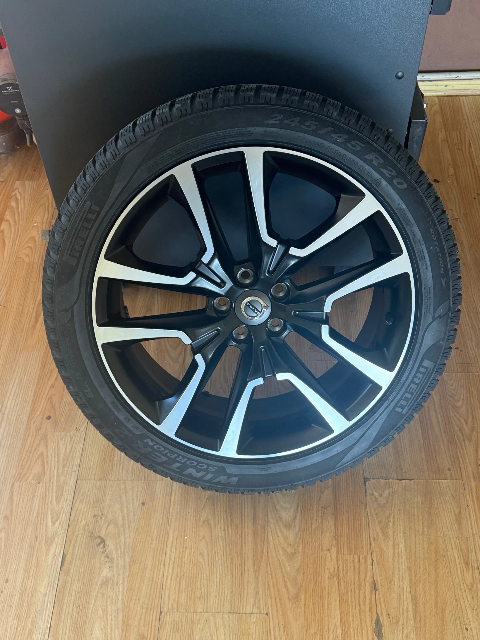 Гуми с джанти Pirelli 245/45R20, снимка 2 - Гуми и джанти - 55734997