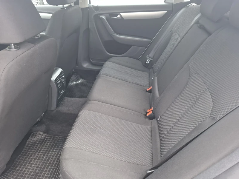 VW Passat 1.6 TDI, снимка 9 - Автомобили и джипове - 51052290
