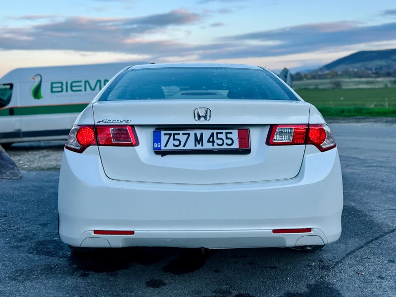 Honda Accord Бяла ПЕРЛА, снимка 5 - Автомобили и джипове - 52714341