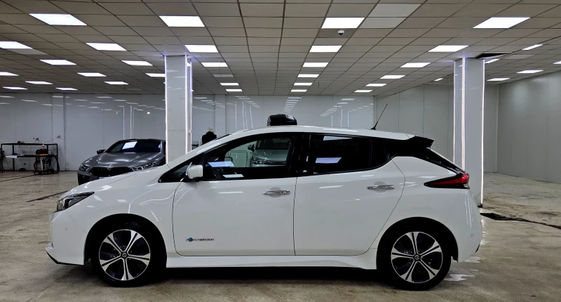 Nissan Leaf  42KWh/ЗАВЕРЕНА СЕРВИЗНА КНИЖКА, снимка 5 - Автомобили и джипове - 53386281