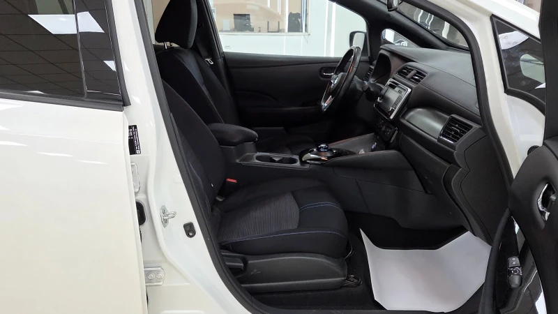 Nissan Leaf  46 хил КМ/ЗАВЕРЕНА СЕРВИЗНА КНИЖКА, снимка 10 - Автомобили и джипове - 53386281