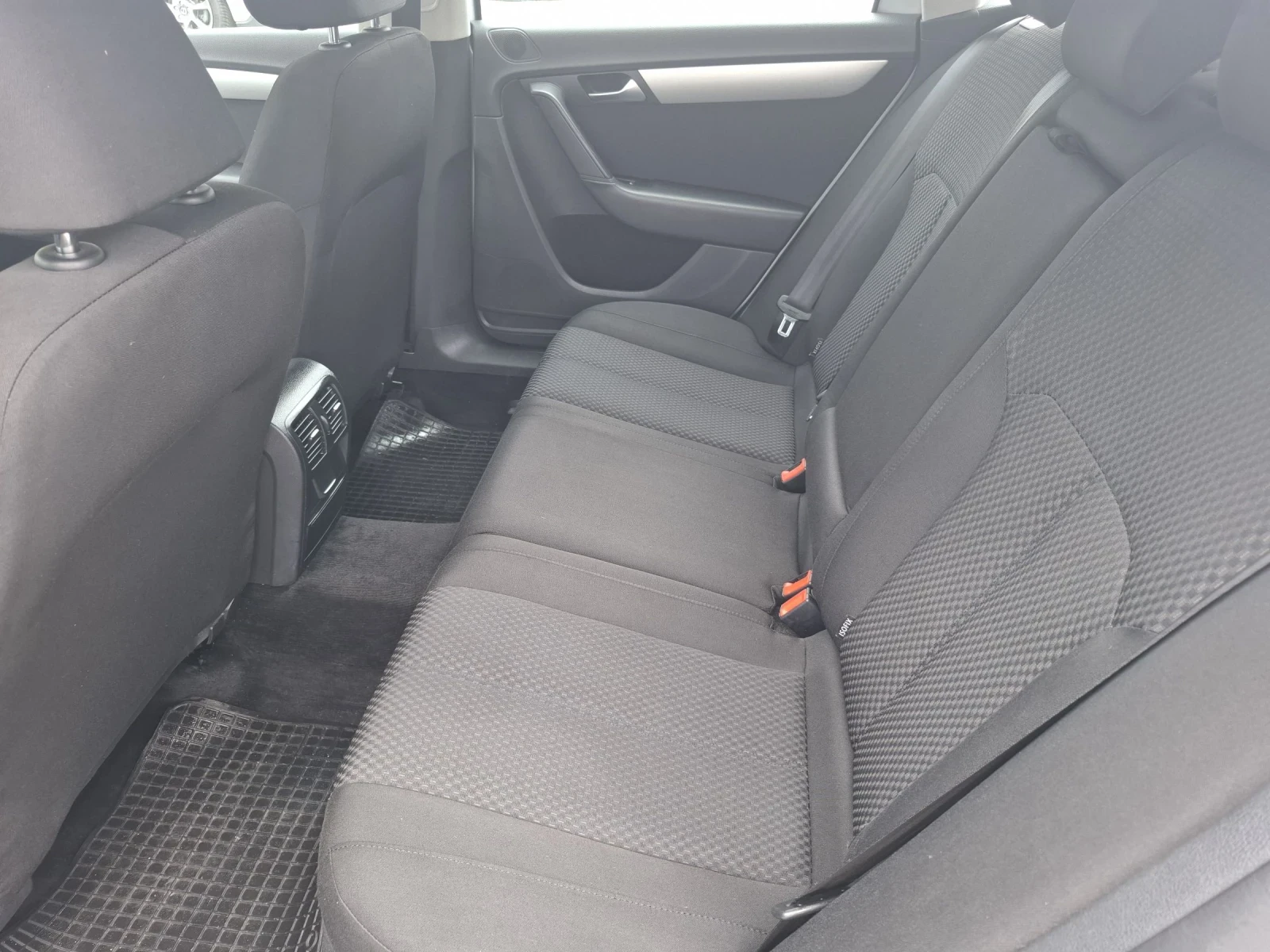 VW Passat 1.6 TDI - изображение 9