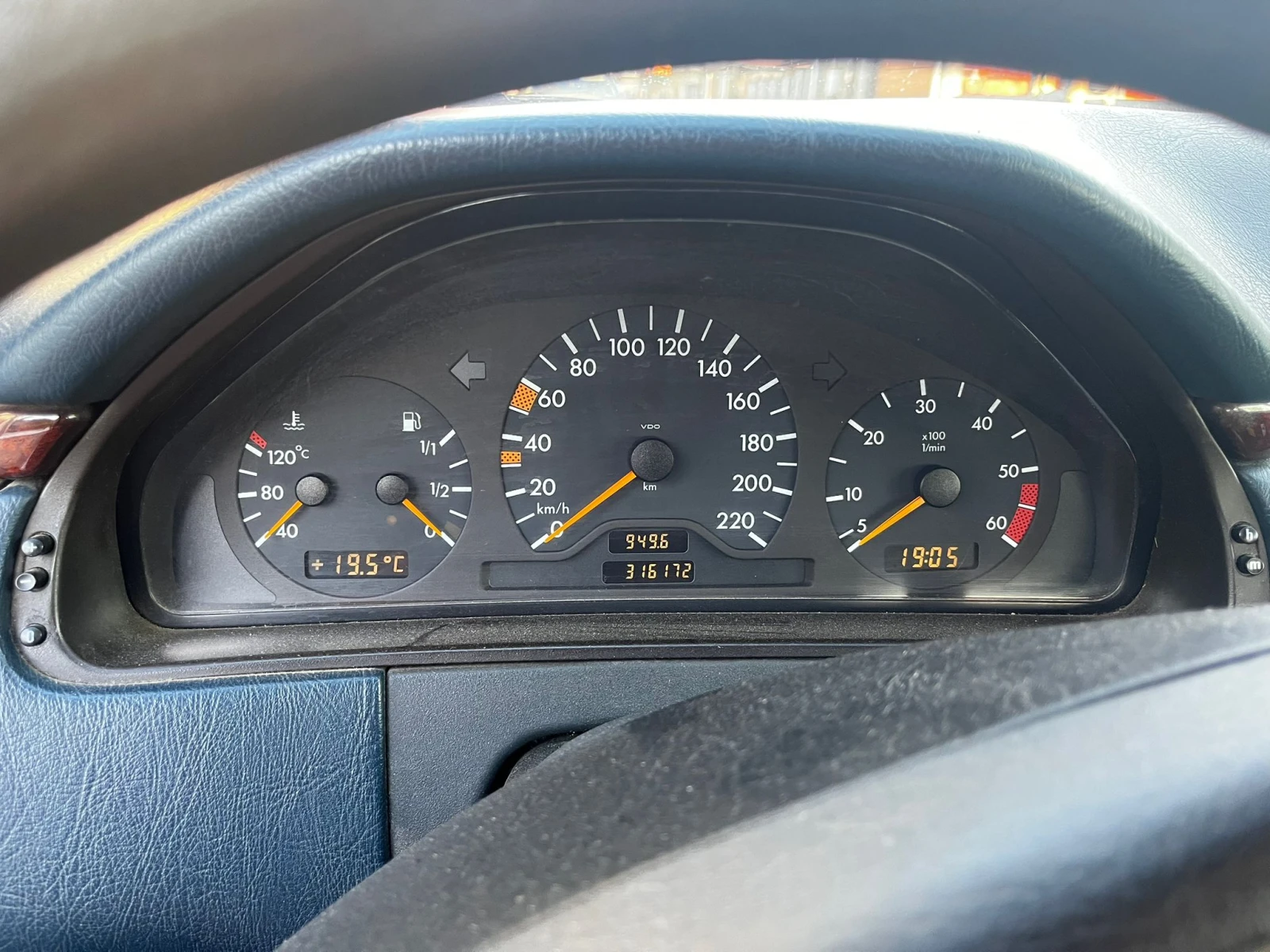 Mercedes-Benz E 220, снимка 4 - Автомобили и джипове - 54348041