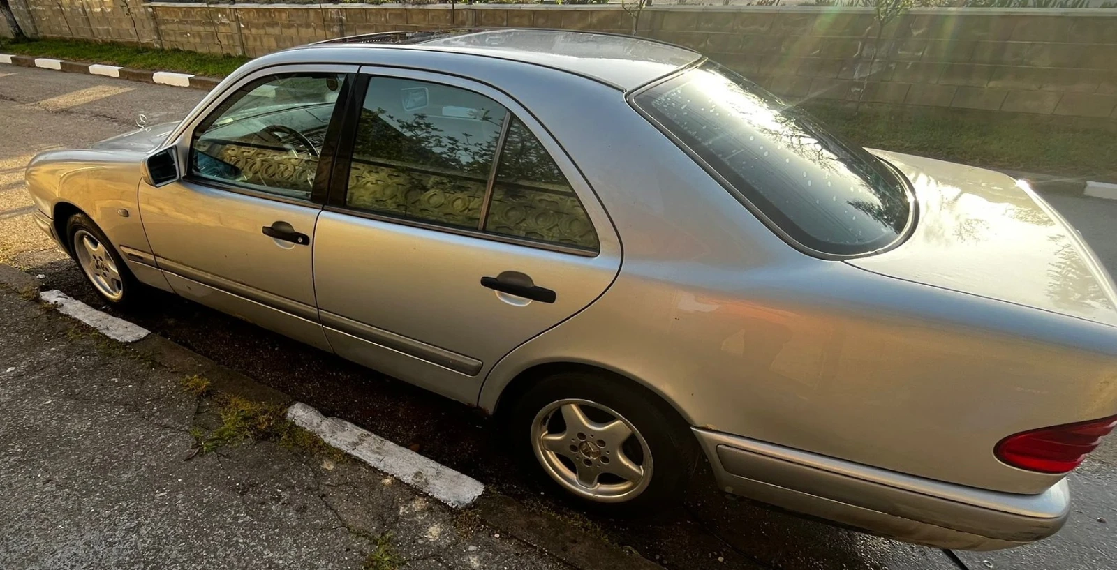 Mercedes-Benz E 220, снимка 3 - Автомобили и джипове - 54348041