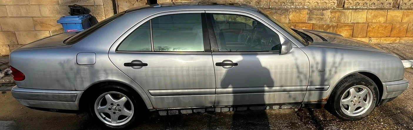 Mercedes-Benz E 220, снимка 2 - Автомобили и джипове - 54348041