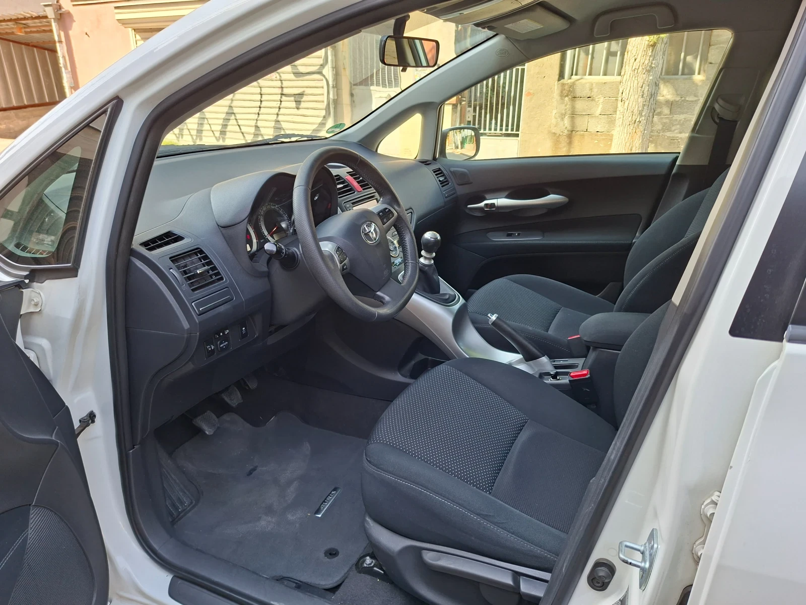 Toyota Auris 1.6i/НАВИ/6СК/2012/194000км, снимка 6 - Автомобили и джипове - 55920211