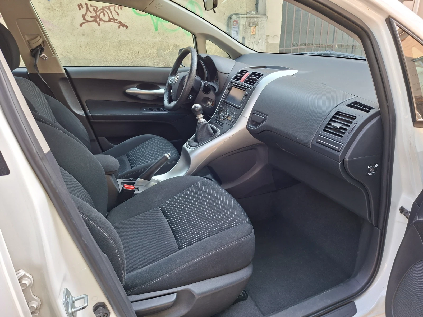 Toyota Auris 1.6i/НАВИ/6СК/2012/194000км, снимка 10 - Автомобили и джипове - 55920211