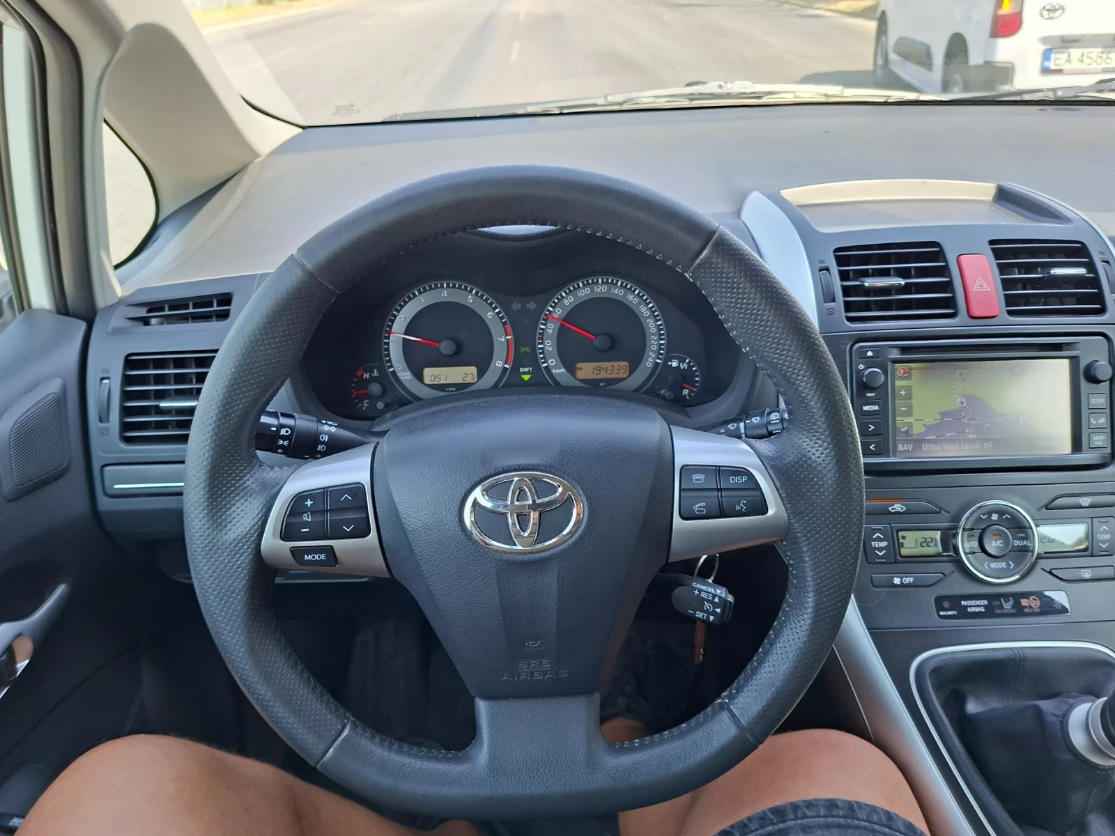 Toyota Auris 1.6i/НАВИ/6СК/2012/194000км, снимка 8 - Автомобили и джипове - 55920211