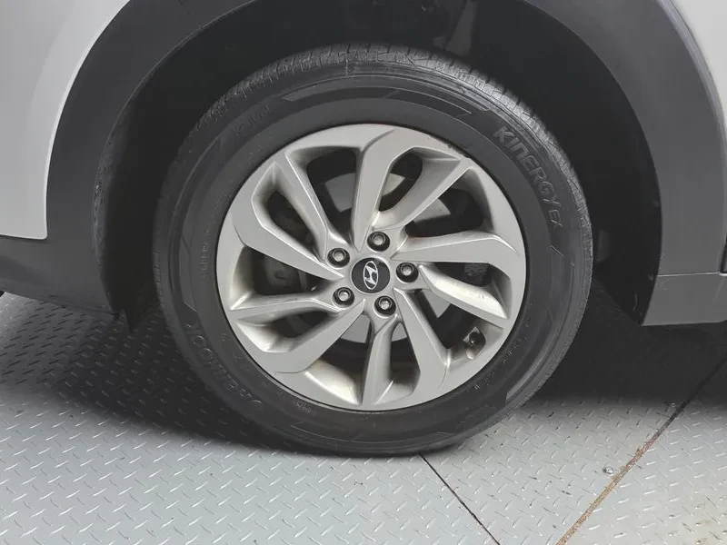 Hyundai Tucson 1.7 2WD STYLE, снимка 5 - Автомобили и джипове - 55796406
