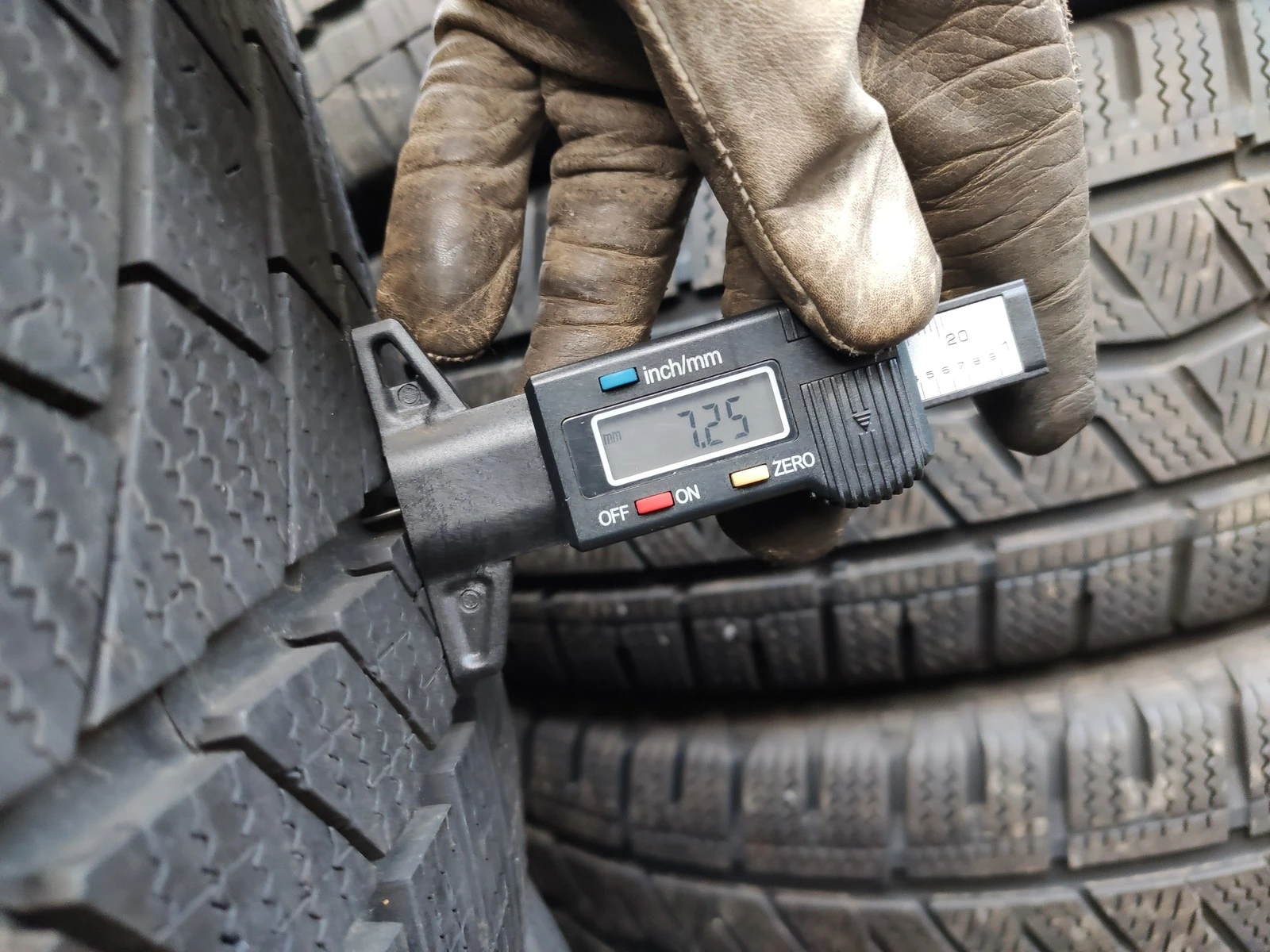Гуми Зимни 295/35R19, снимка 4 - Гуми и джанти - 56664379