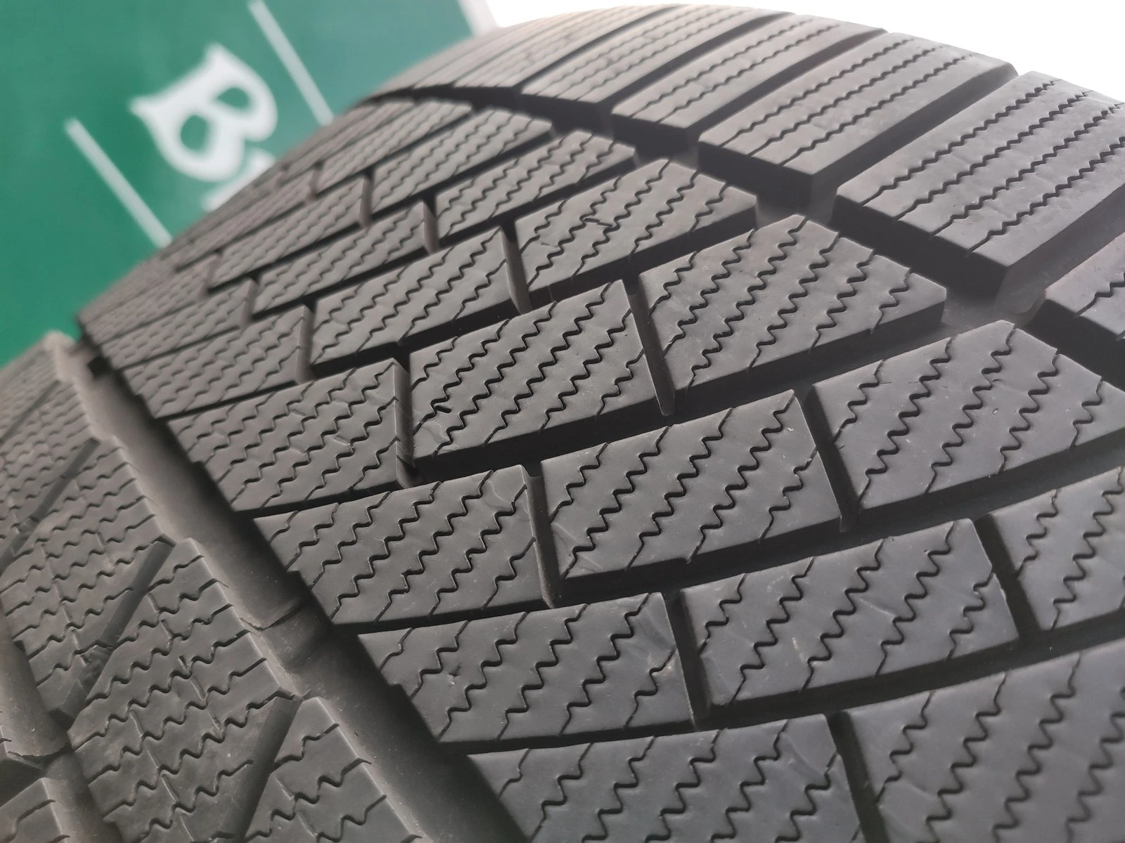 Гуми Зимни 295/35R19, снимка 3 - Гуми и джанти - 56664379