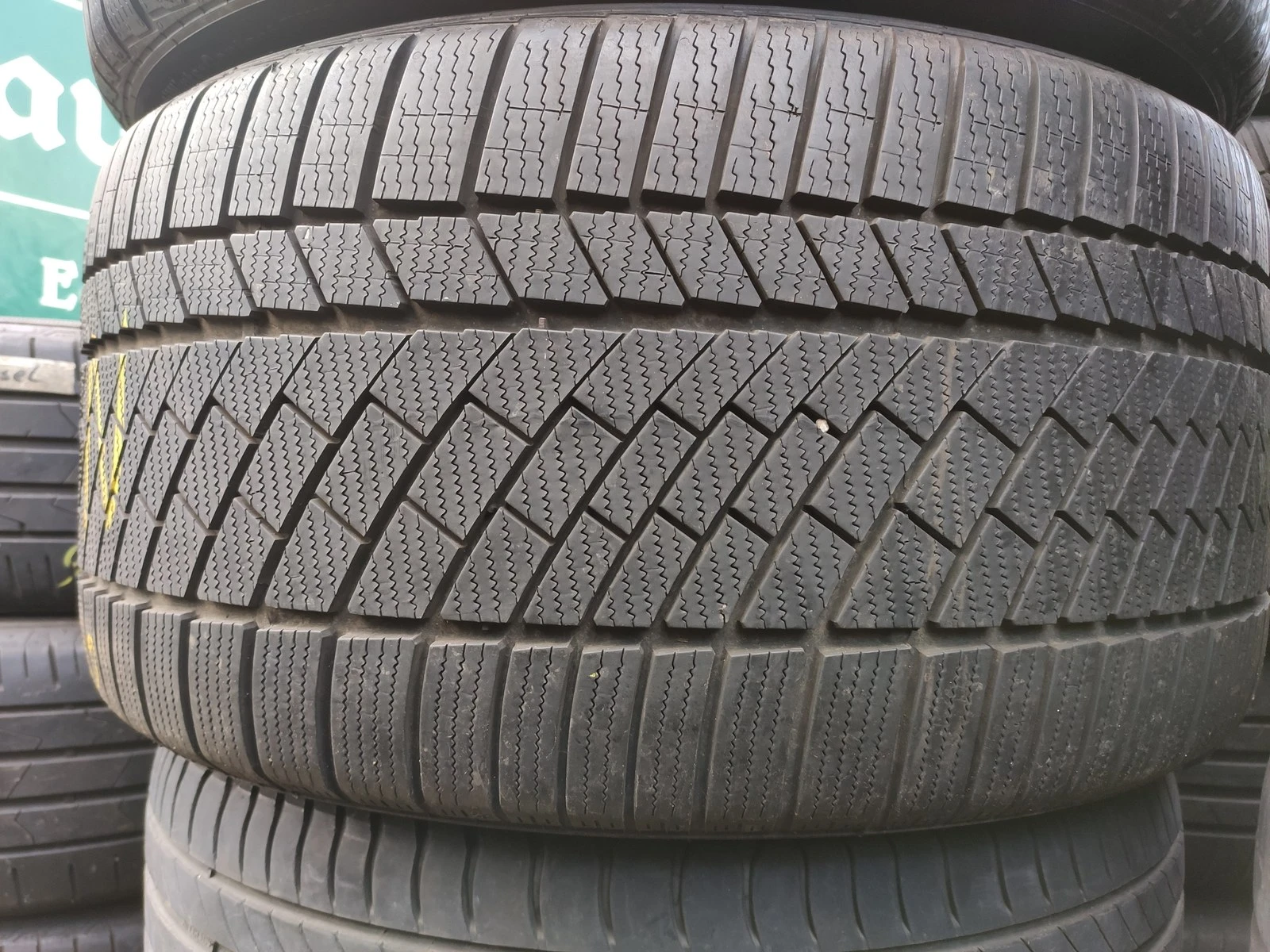 Гуми Зимни 295/35R19, снимка 2 - Гуми и джанти - 56664379