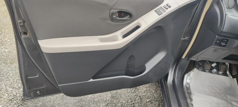 Toyota Yaris Evo 1.0, снимка 10 - Автомобили и джипове - 53565685