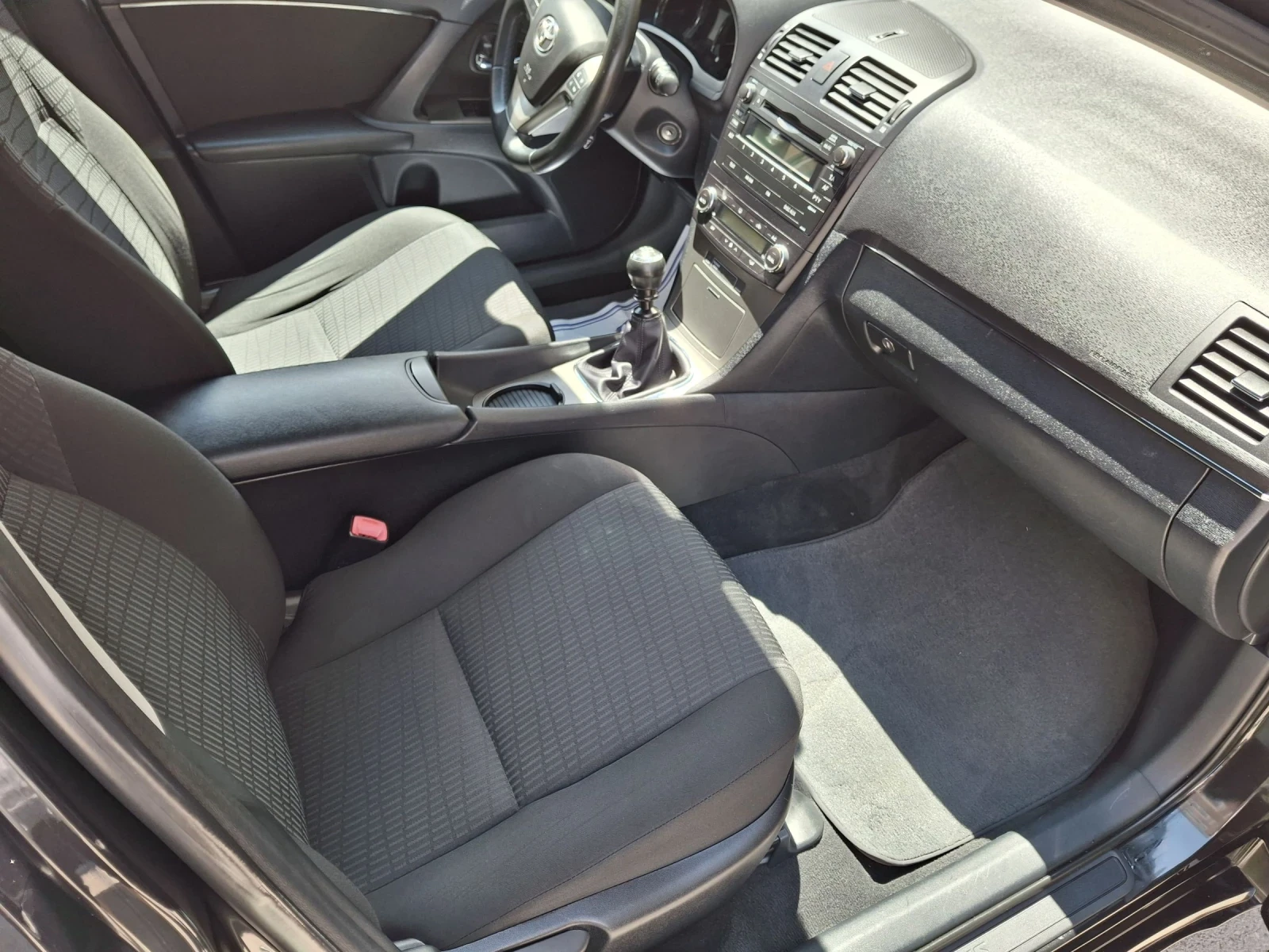 Toyota Avensis 2.0 Swiss Top, снимка 14 - Автомобили и джипове - 54945081
