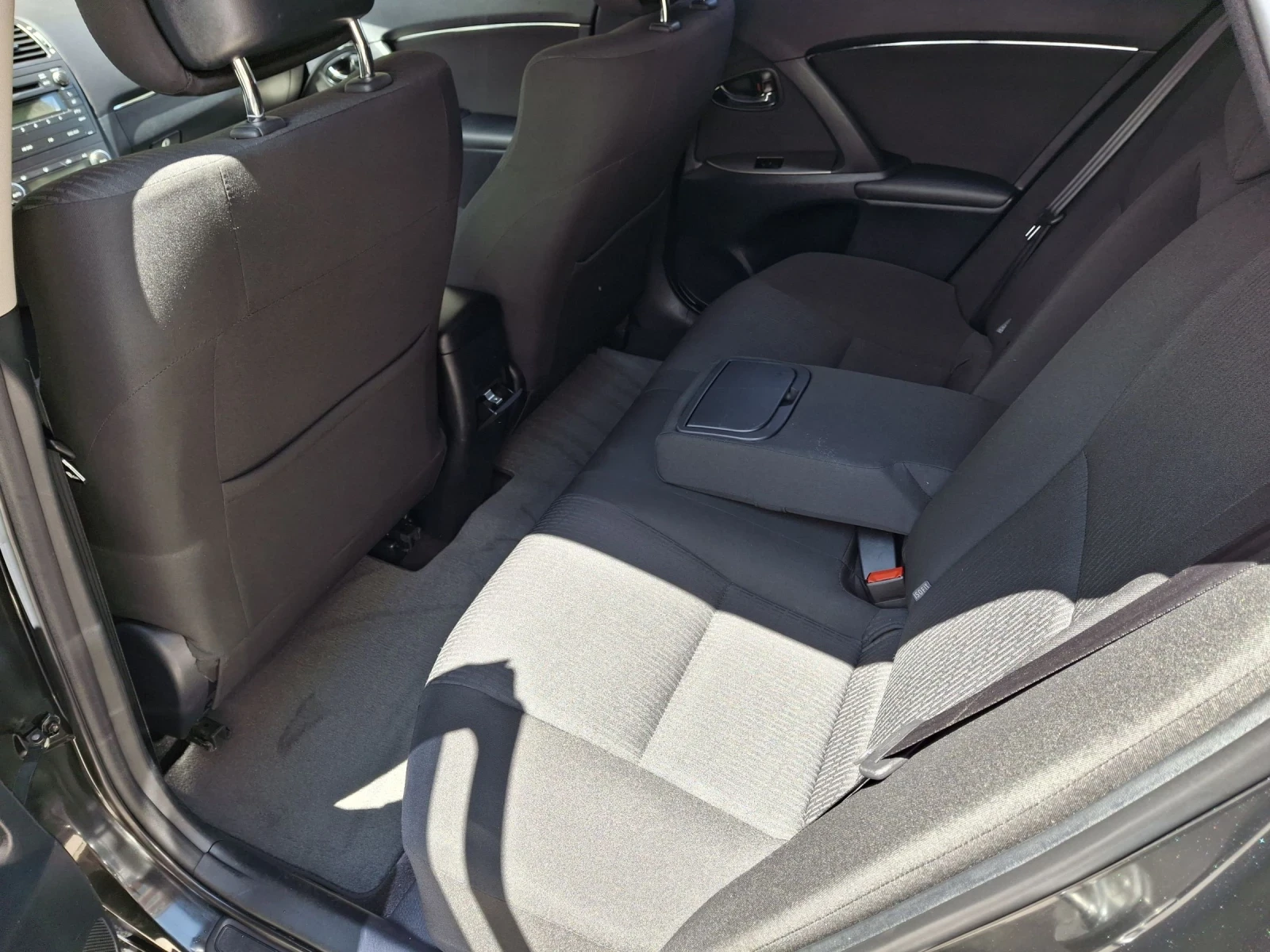 Toyota Avensis 2.0 Swiss Top, снимка 11 - Автомобили и джипове - 54945081