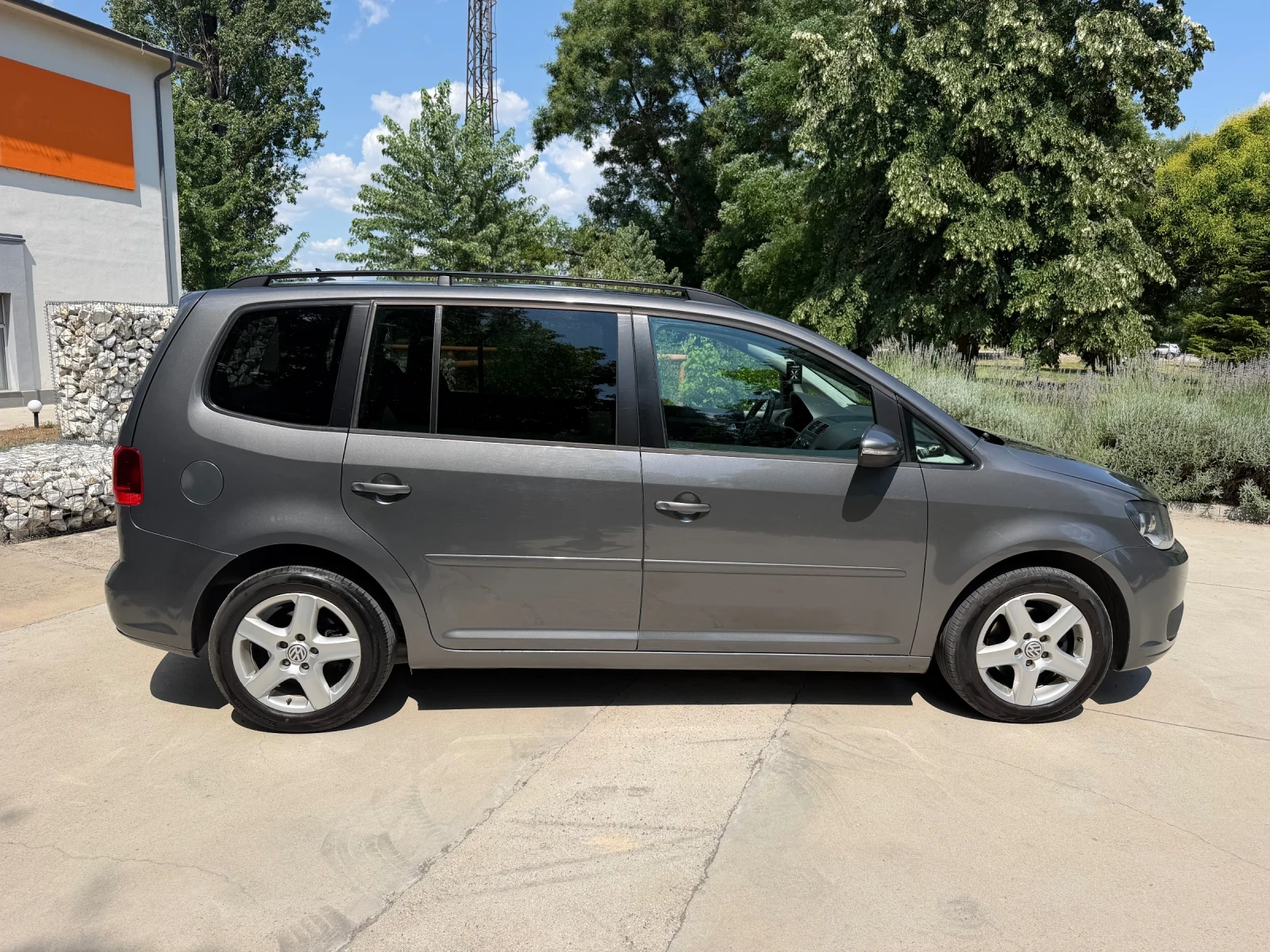 VW Touran * 7 Места* АВТОМАТ* , снимка 8 - Автомобили и джипове - 55176951