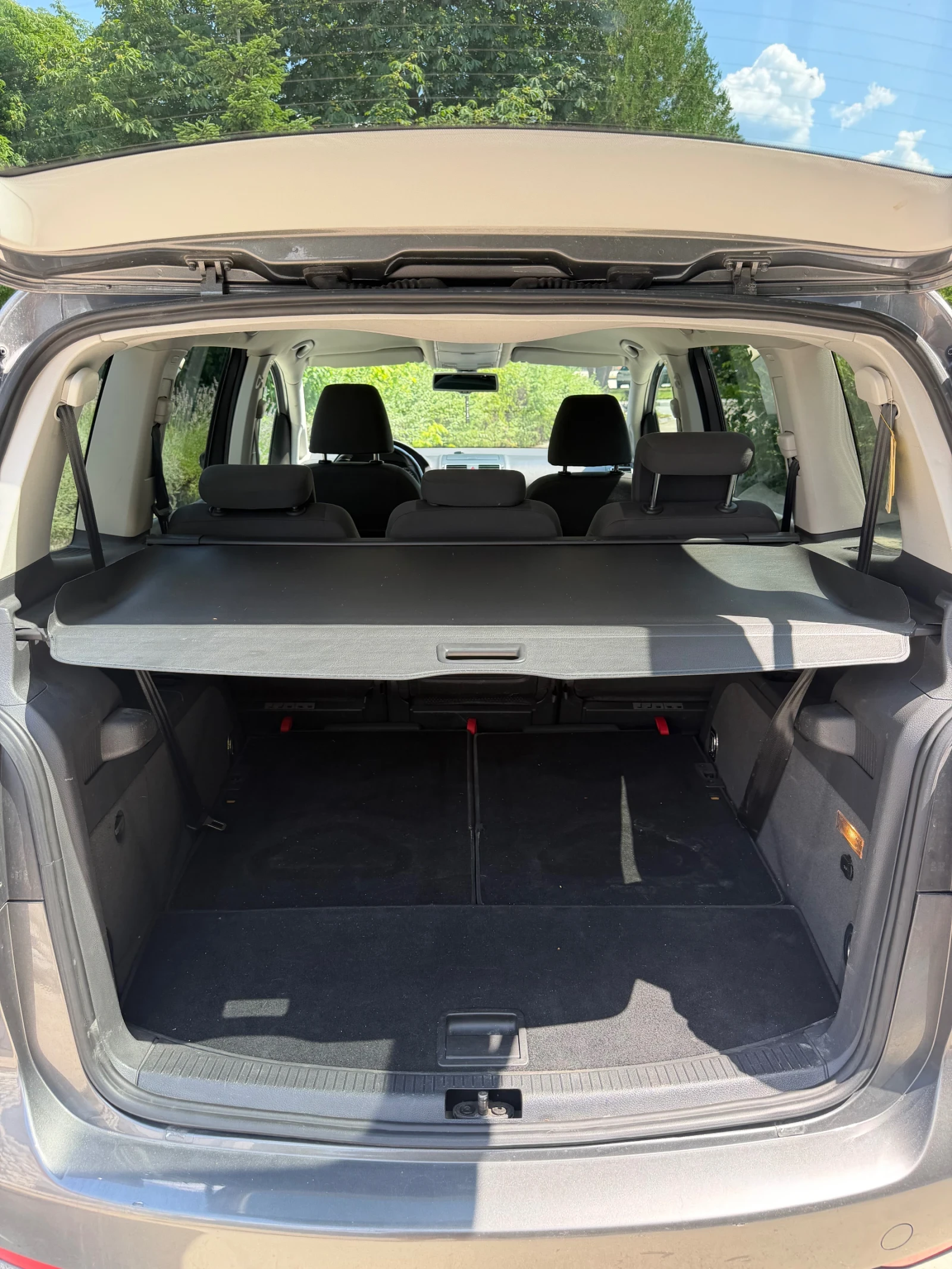 VW Touran * 7 Места* АВТОМАТ* , снимка 9 - Автомобили и джипове - 55176951