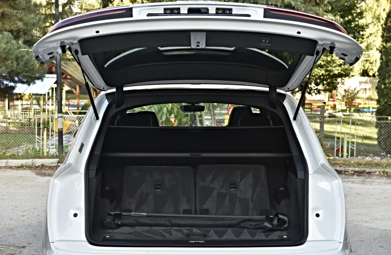 Audi SQ7 4.0V8T\LASER\Headup\Keyless\Panorama\360Cam\BOSE, снимка 17 - Автомобили и джипове - 52640914