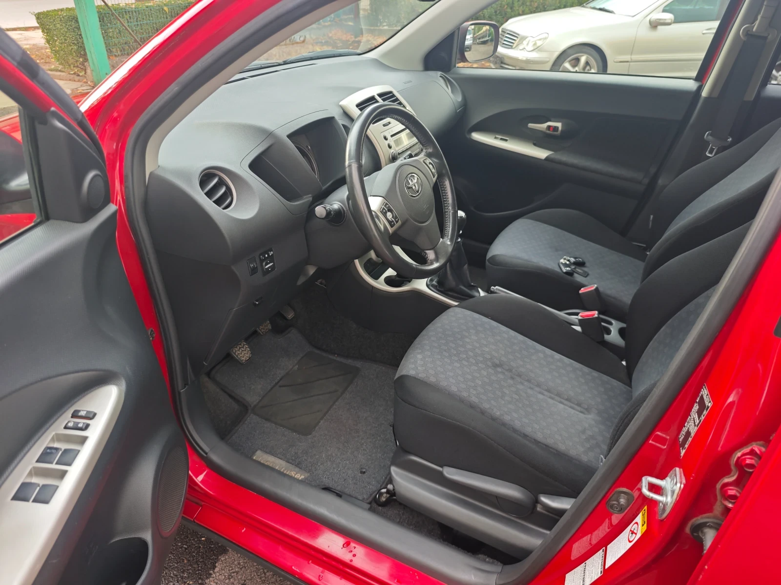 Toyota Urban Cruiser 1.4-D4D / 4x4 / 6-Speed / Keyless / Swiss - изображение 9