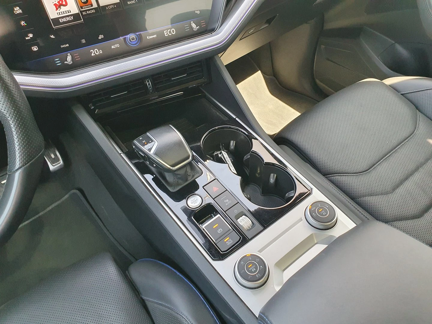 VW Touareg, снимка 8 - Автомобили и джипове - 56420611