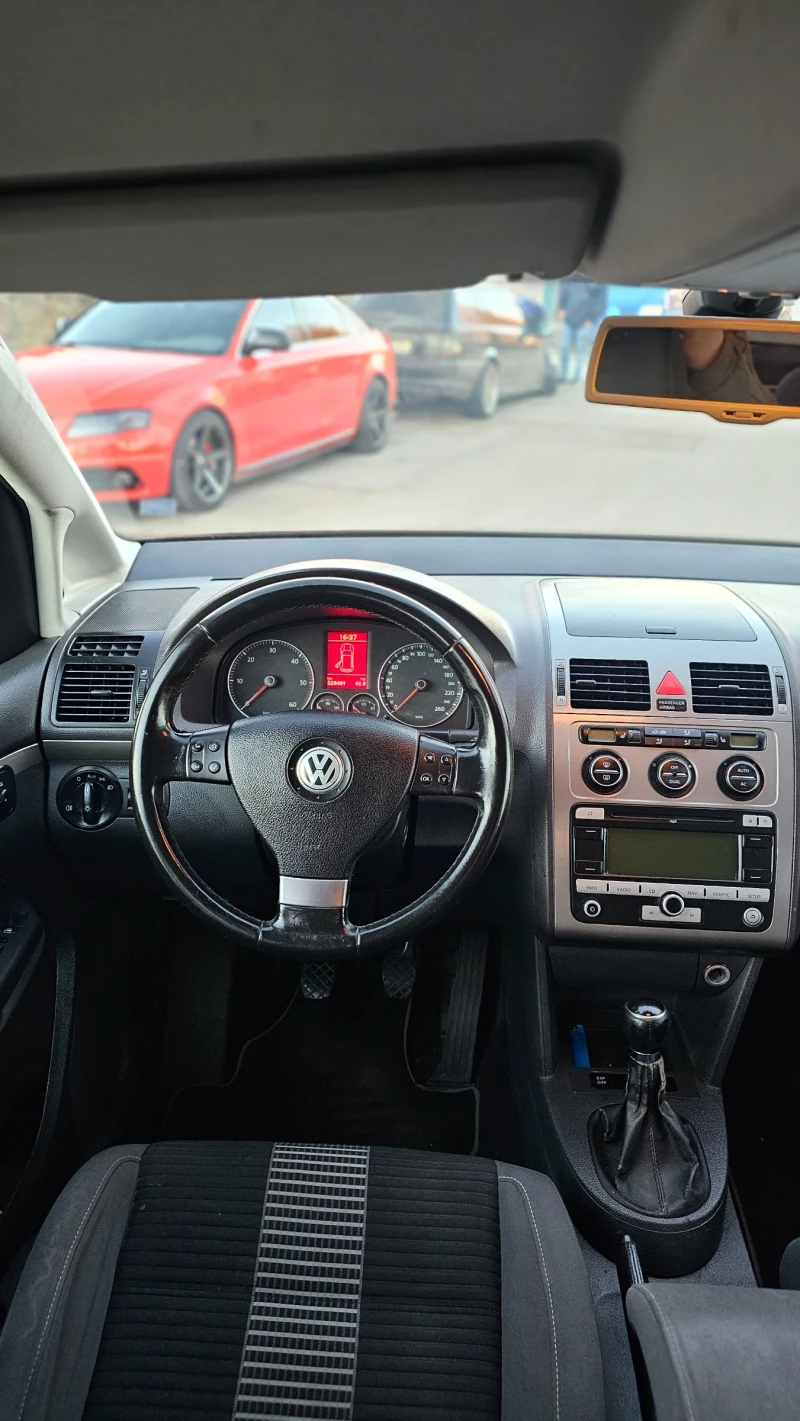 VW Touran, снимка 4 - Автомобили и джипове - 52929176