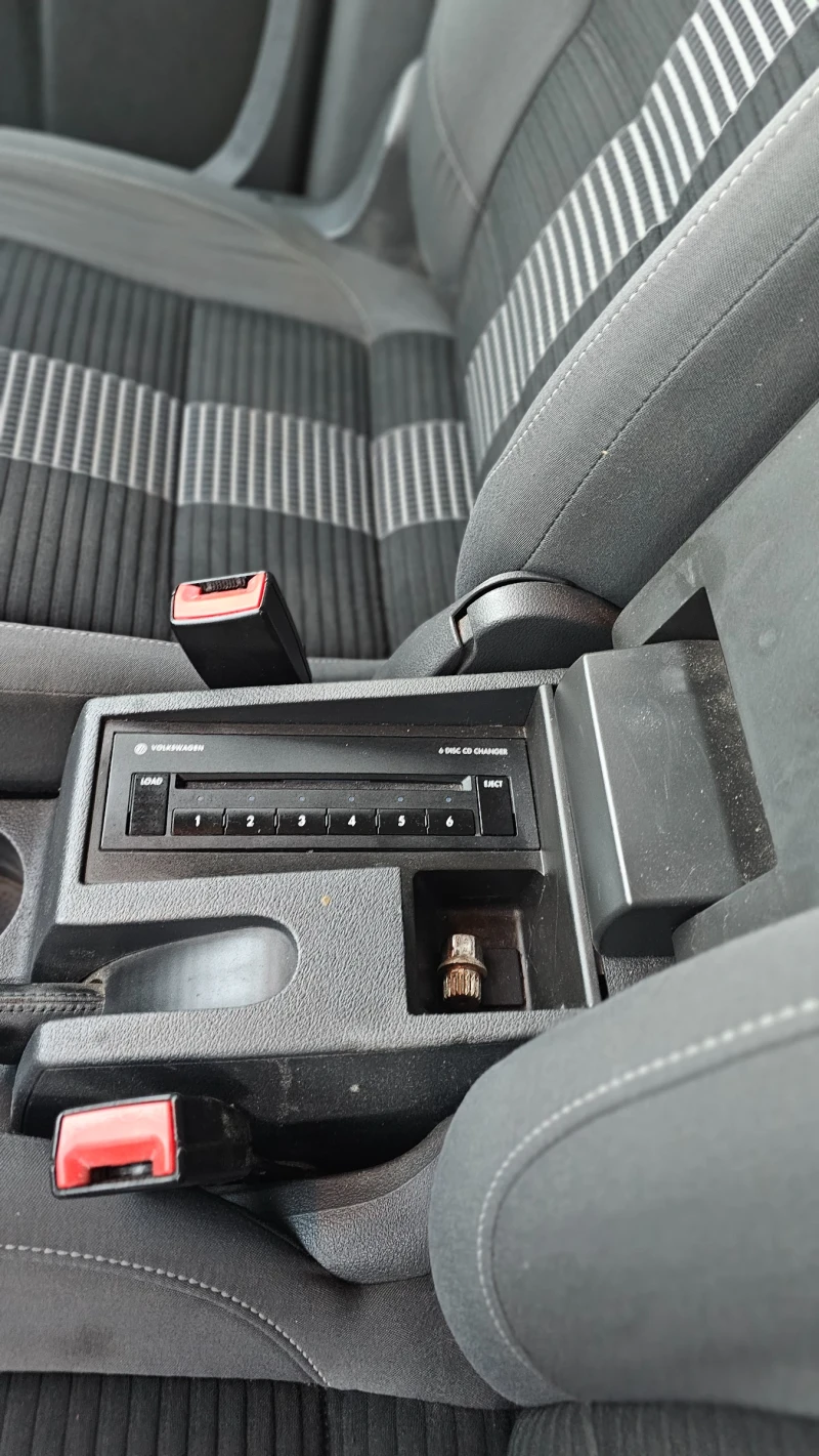 VW Touran, снимка 10 - Автомобили и джипове - 52929176