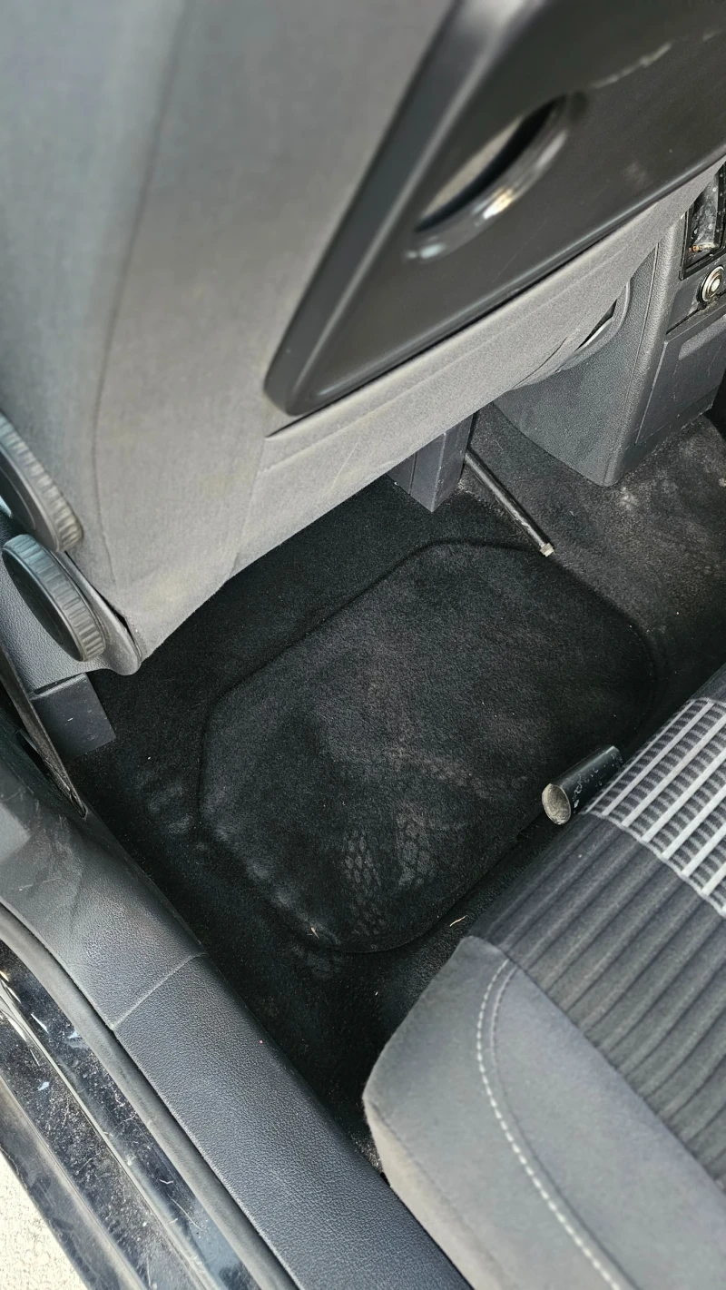 VW Touran, снимка 11 - Автомобили и джипове - 52929176