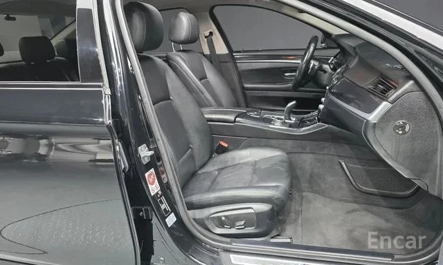 BMW 530 * ДИСТРОНИК * DIGITAL * HUD * PANO* АВТОКРЕДИТ, снимка 10 - Автомобили и джипове - 54577926