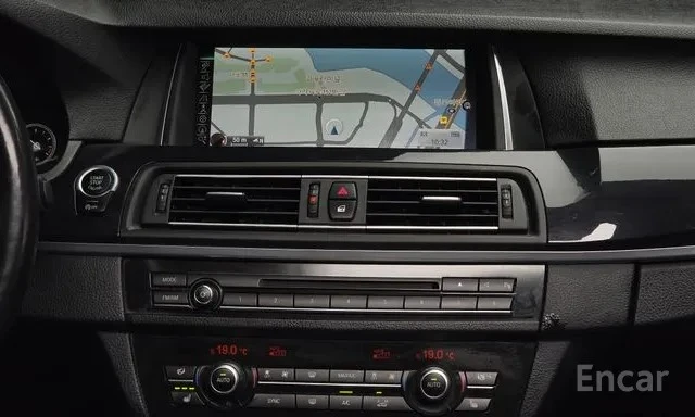 BMW 530 * ДИСТРОНИК * DIGITAL * HUD * PANO* АВТОКРЕДИТ, снимка 9 - Автомобили и джипове - 54577926