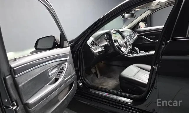BMW 530 * ДИСТРОНИК * DIGITAL * HUD * PANO* АВТОКРЕДИТ, снимка 3 - Автомобили и джипове - 54577926