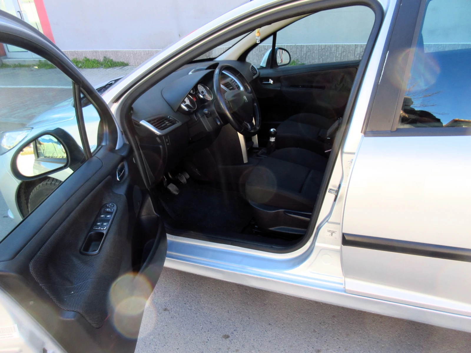 Peugeot 207 1.4i Facelift, снимка 8 - Автомобили и джипове - 53784951