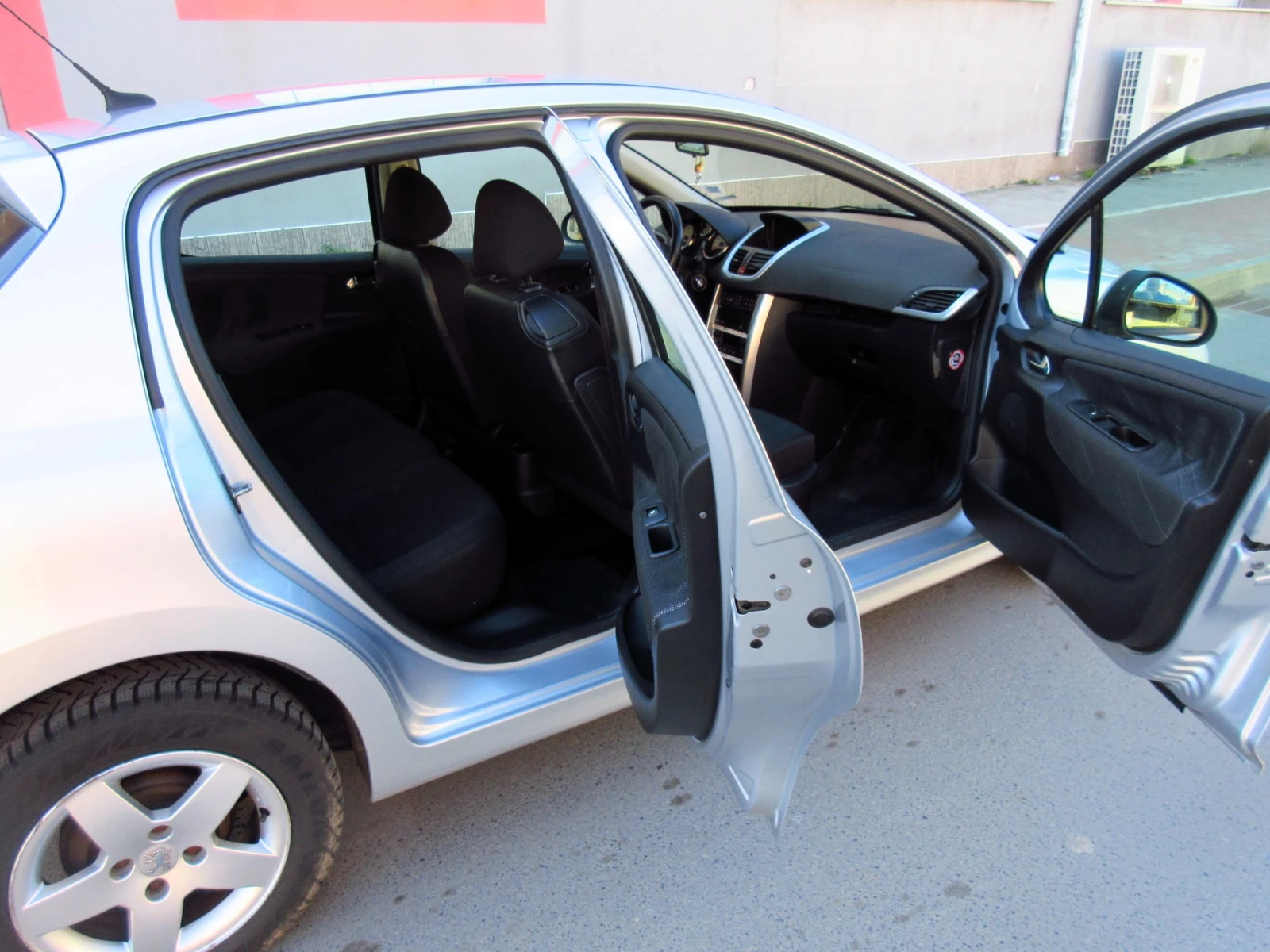 Peugeot 207 1.4i Facelift, снимка 10 - Автомобили и джипове - 53784951