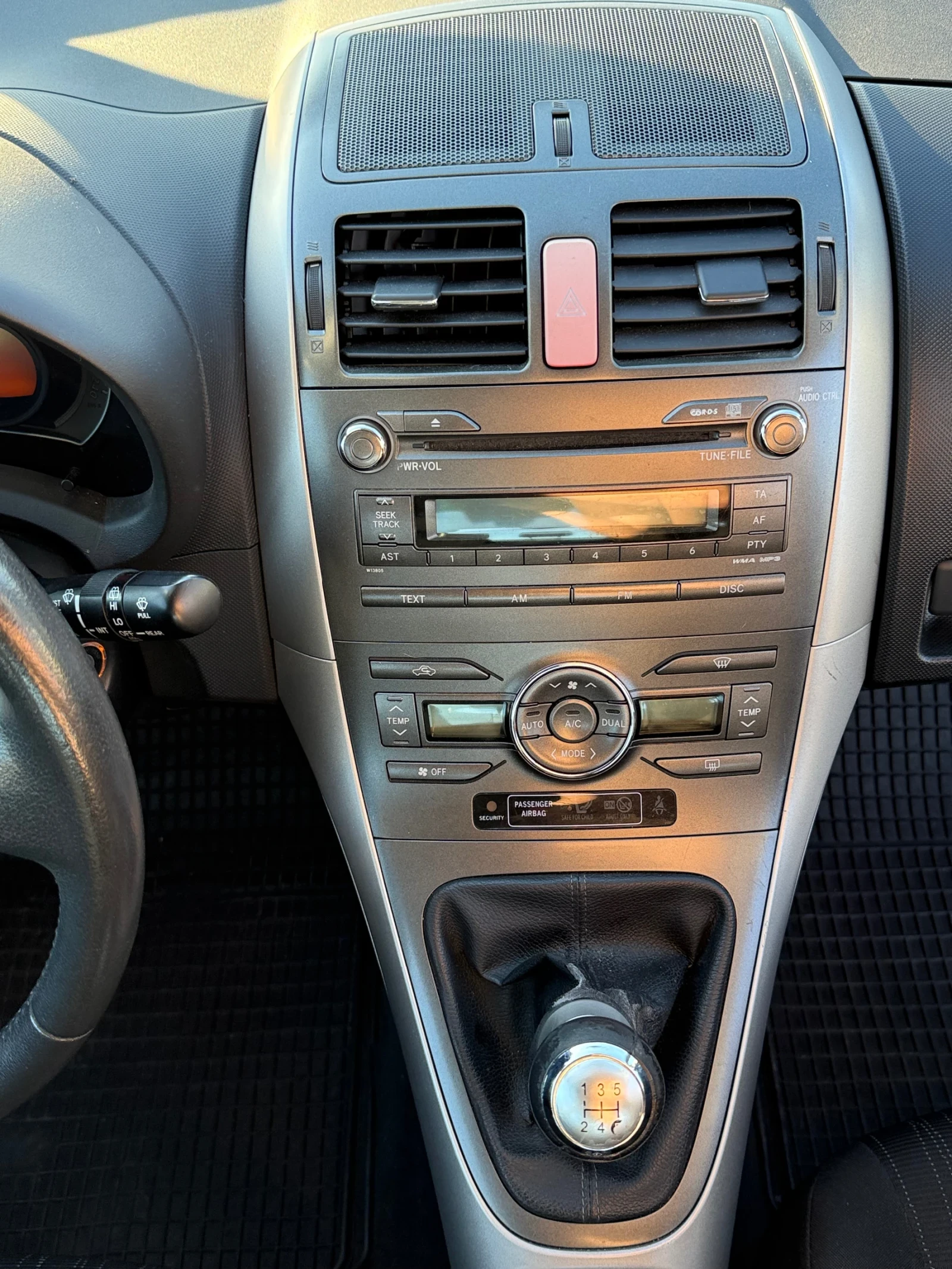 Toyota Auris 1.4 VTT-i, снимка 10 - Автомобили и джипове - 56370353