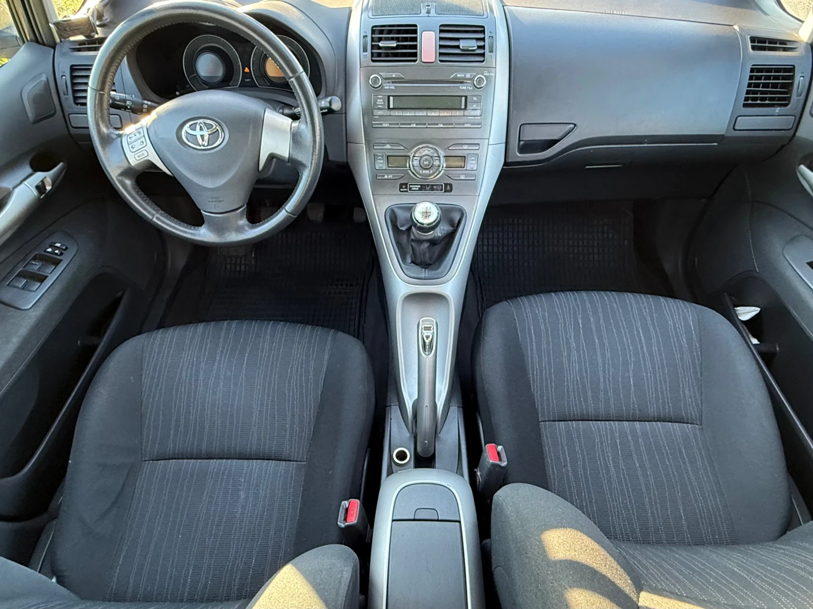 Toyota Auris 1.4 VTT-i, снимка 7 - Автомобили и джипове - 56370353