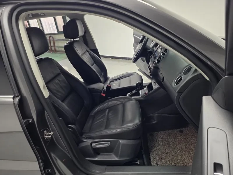 VW Tiguan 2.0 Tdi Comfort 5N, снимка 10 - Автомобили и джипове - 56112770
