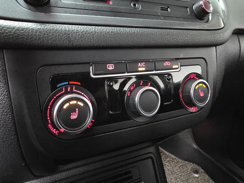 VW Tiguan 2.0 Tdi Comfort 5N, снимка 14 - Автомобили и джипове - 56112770
