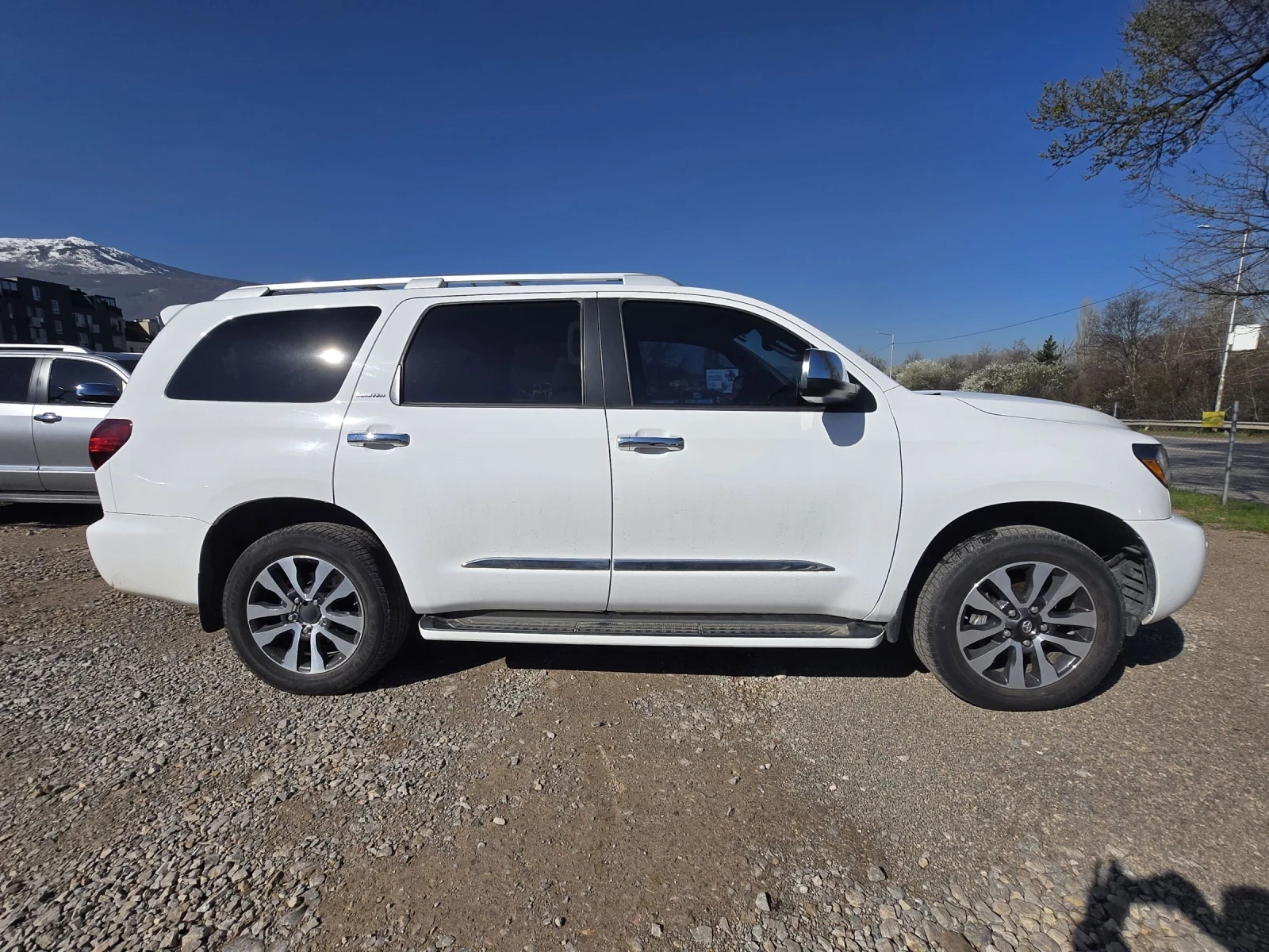 Toyota Sequoia 5.7 FACELIFT, снимка 3 - Автомобили и джипове - 54139045