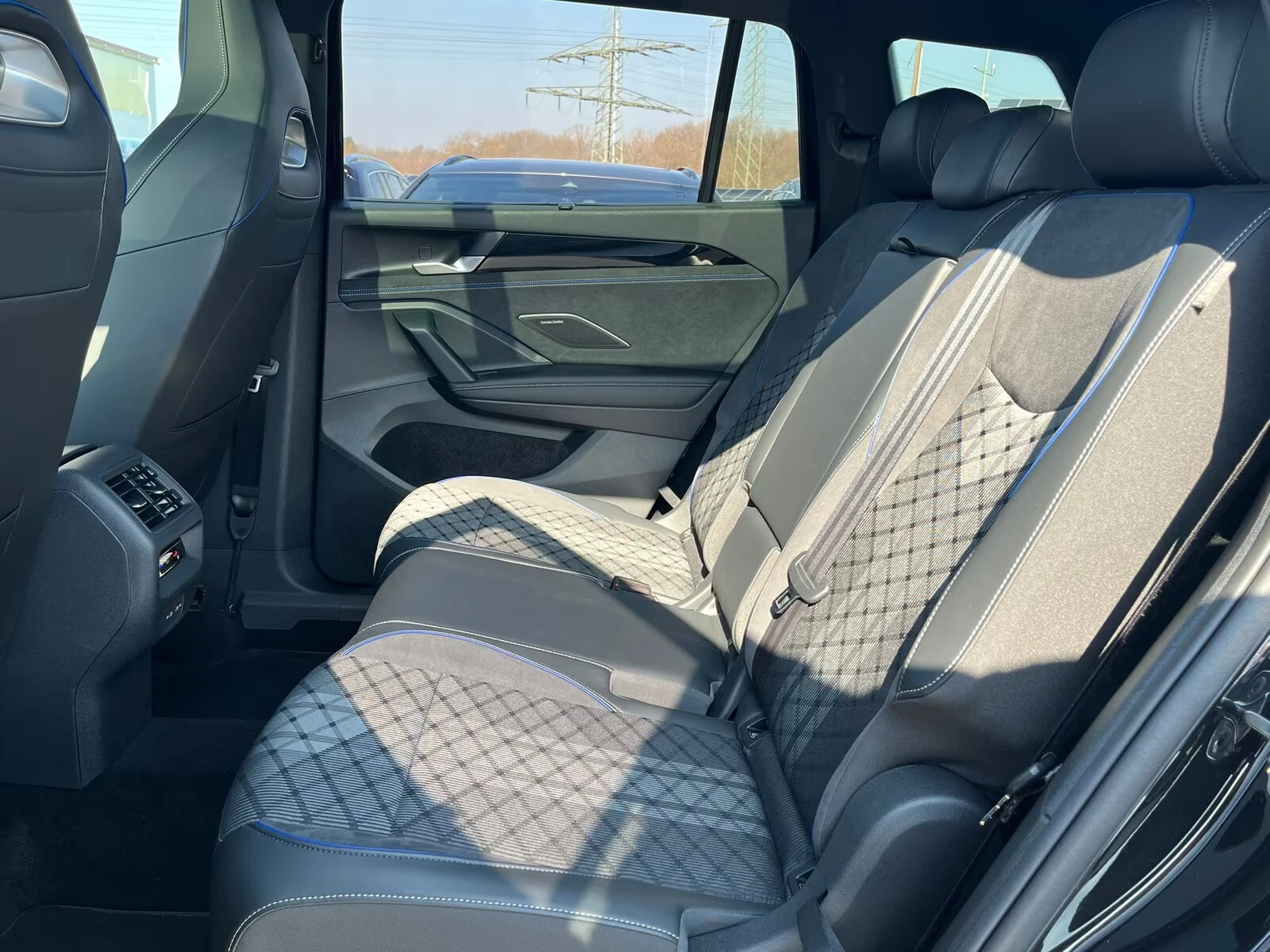VW Tayron 2.0TDI 4M RLine Matrx HlK HuD 360KAM MASSAGE Pano, снимка 8 - Автомобили и джипове - 55446300