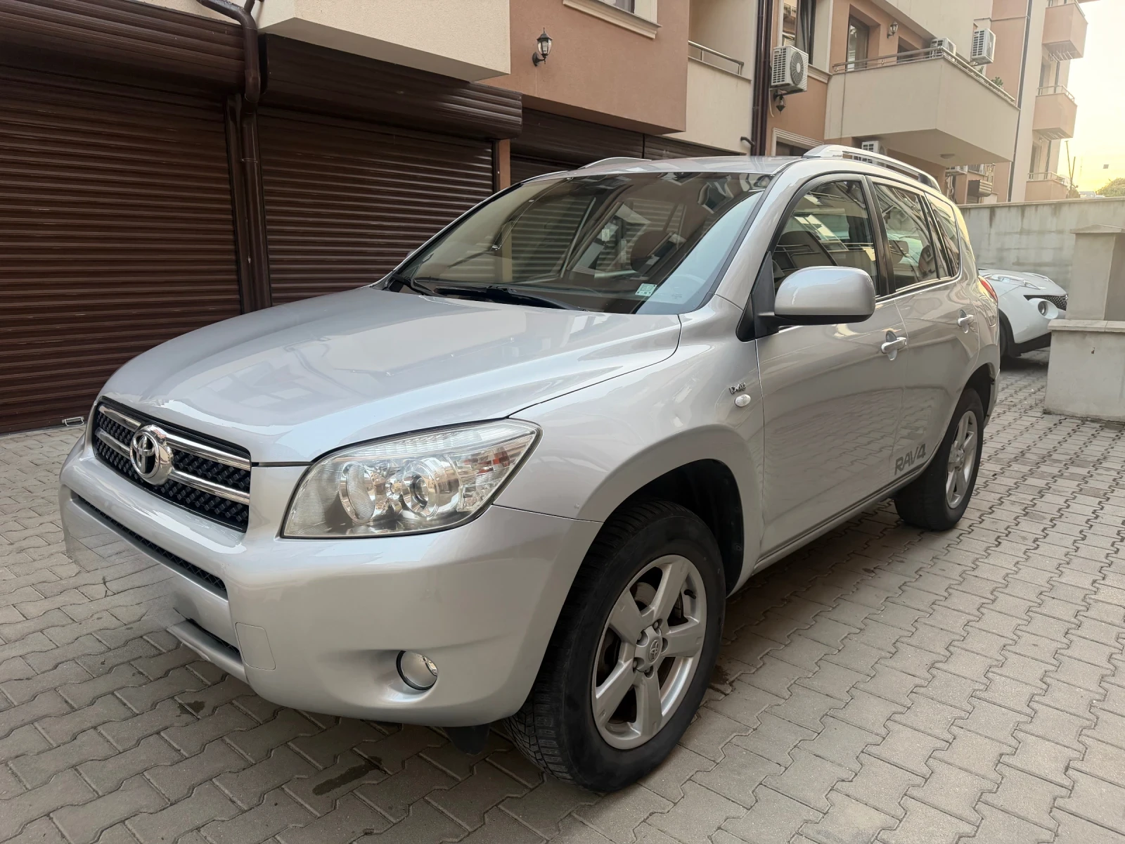 Toyota Rav4 2.2 D4D, снимка 2 - Автомобили и джипове - 55631382