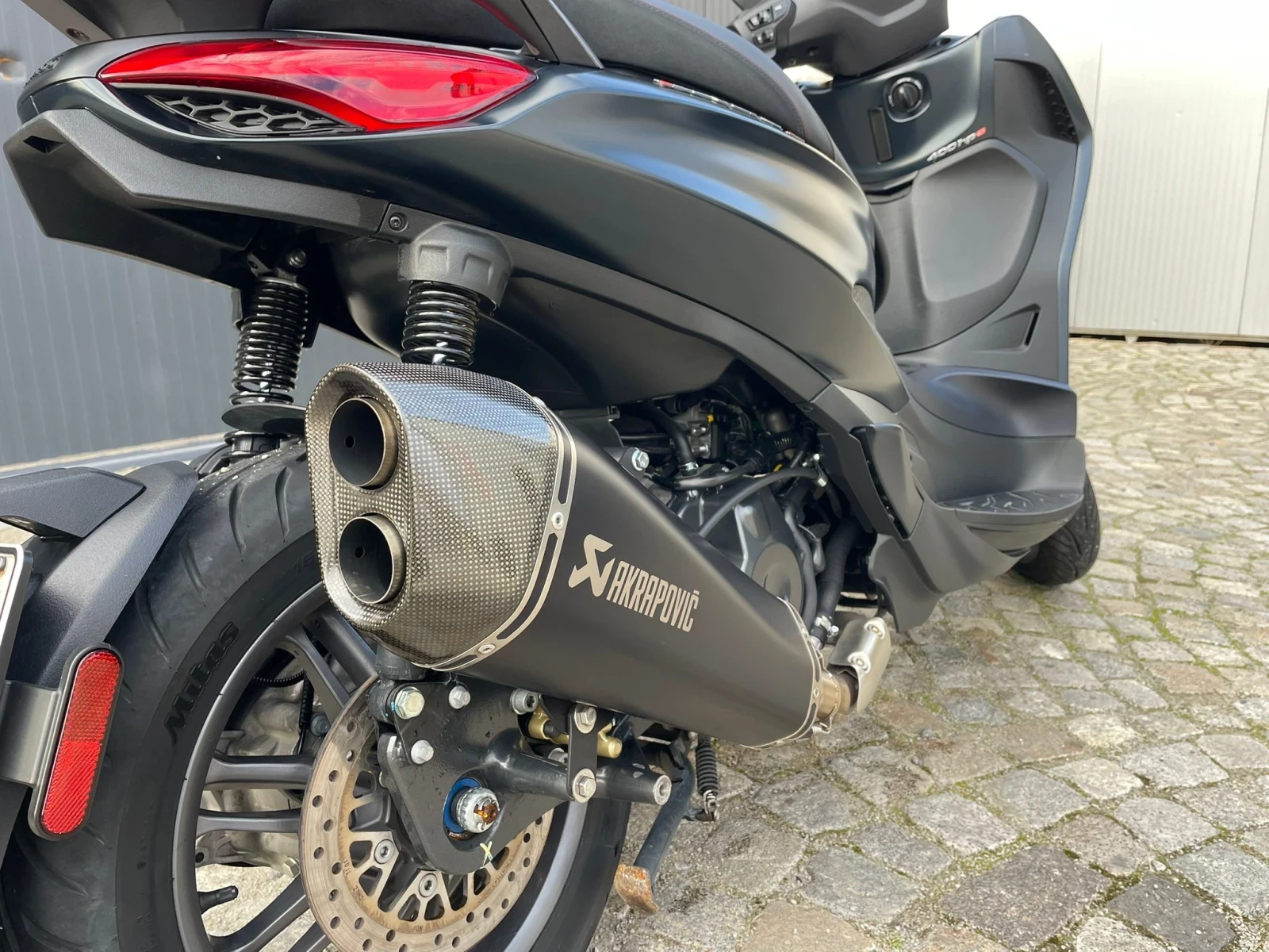 Piaggio Beverly 400 HPE AKRAPOVIC - изображение 6