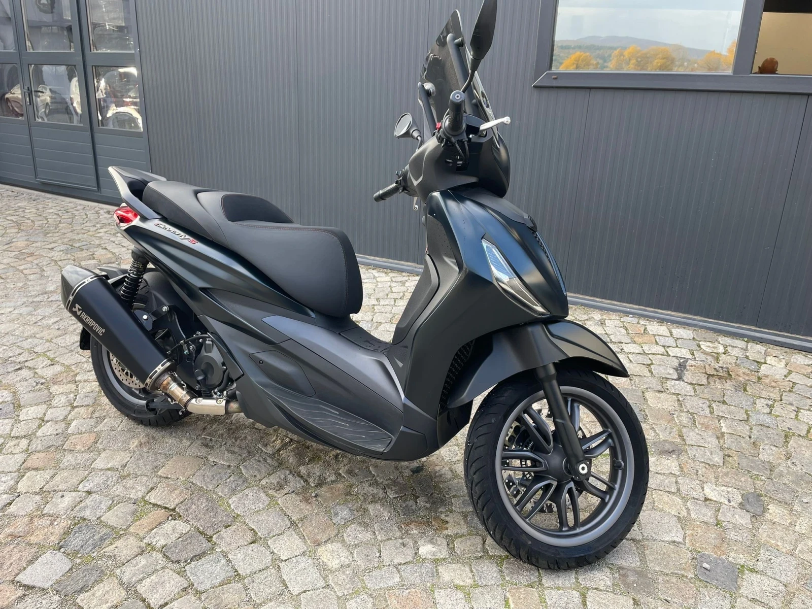 Piaggio Beverly 400 HPE AKRAPOVIC - изображение 3