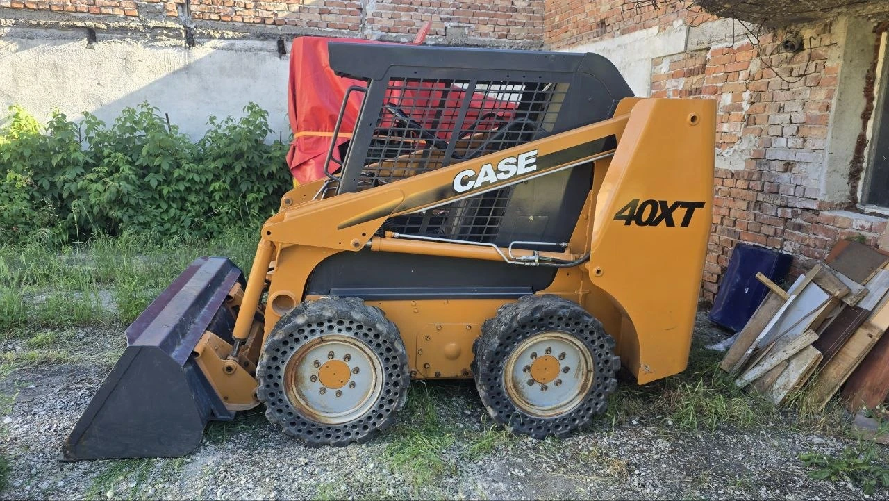 Мини челни товарачи Bobcat CASE XT40