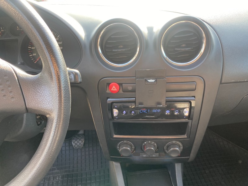 Seat Ibiza 1.4 75к.с клима, снимка 12 - Автомобили и джипове - 46274678