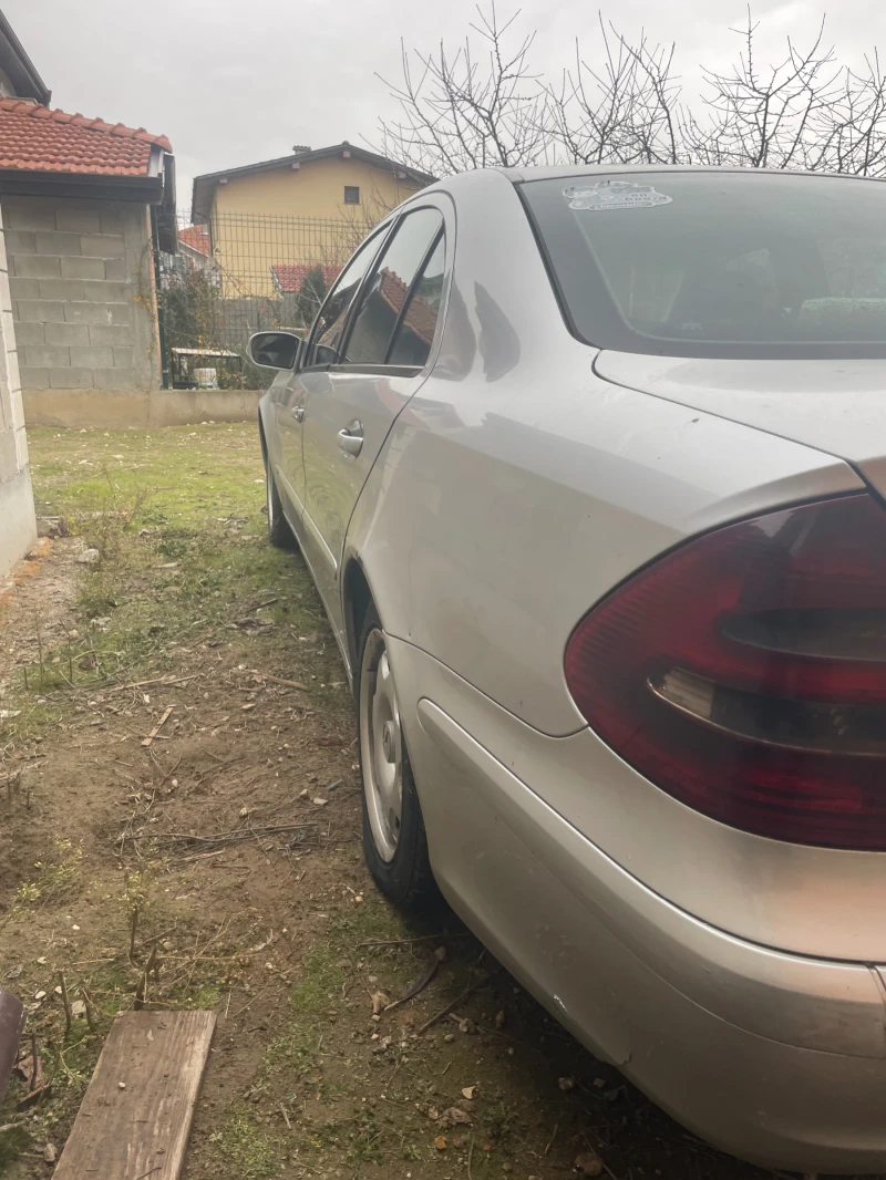 Mercedes-Benz E 220, снимка 5 - Автомобили и джипове - 53382549