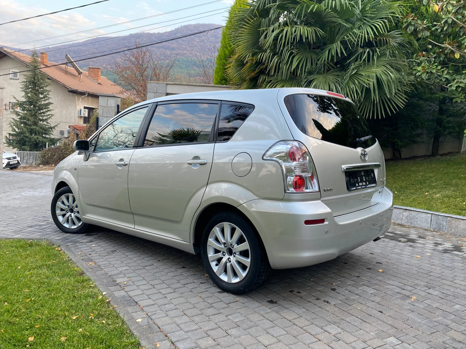Toyota Corolla verso 2.2 D-4D - изображение 3