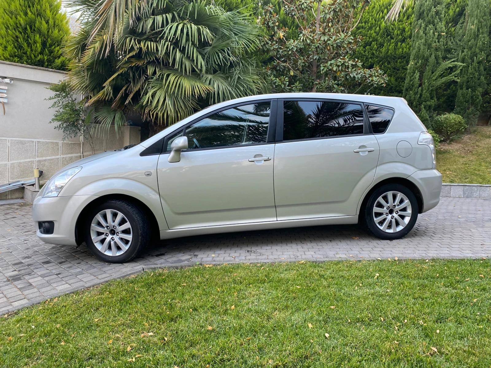 Toyota Corolla verso 2.2 D-4D - изображение 2