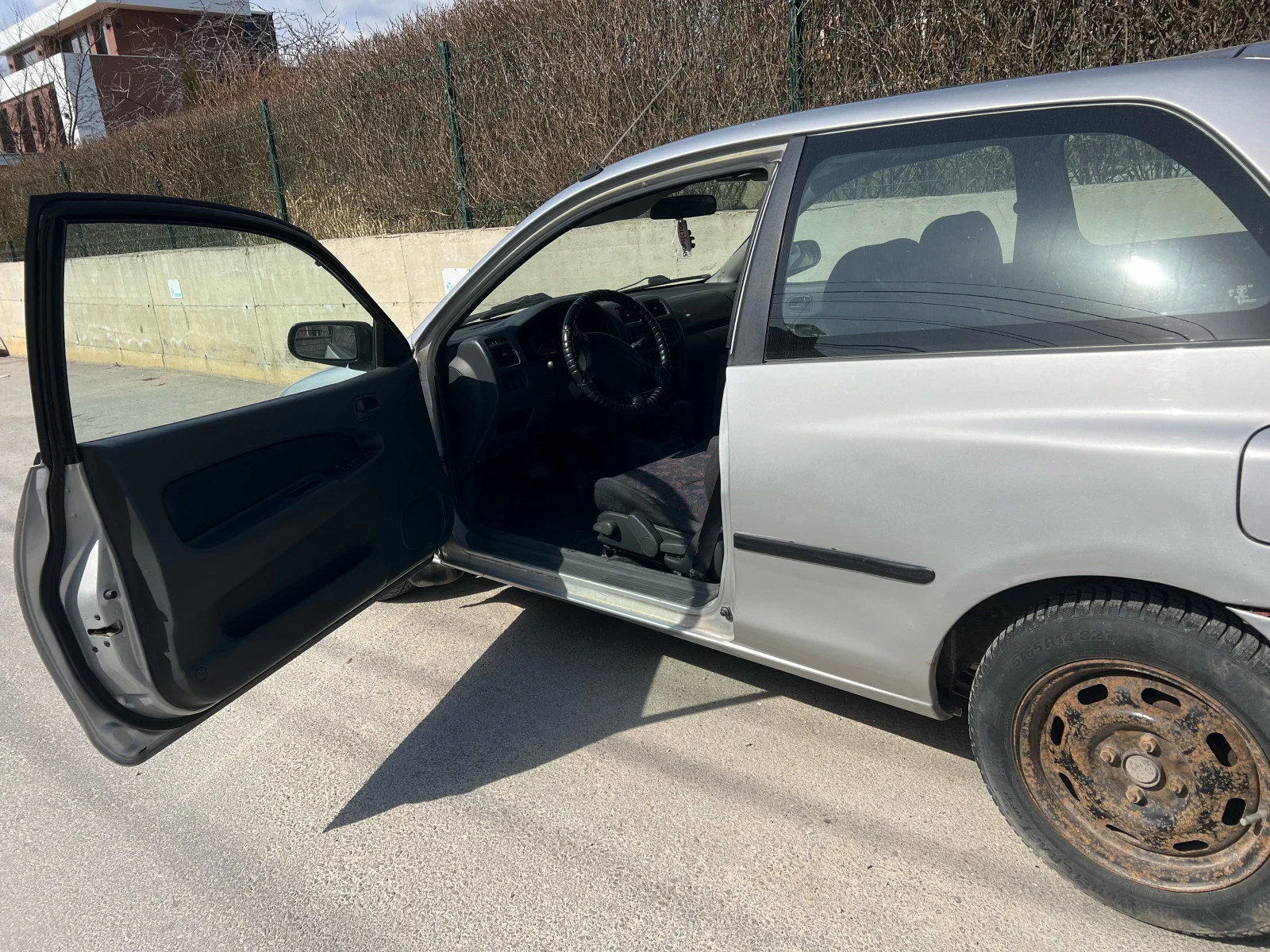 Mazda 323, снимка 2 - Автомобили и джипове - 54071316